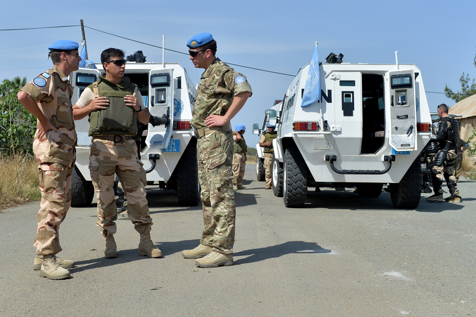 Major Paul Walkley (right) speaks with UN colleagues
