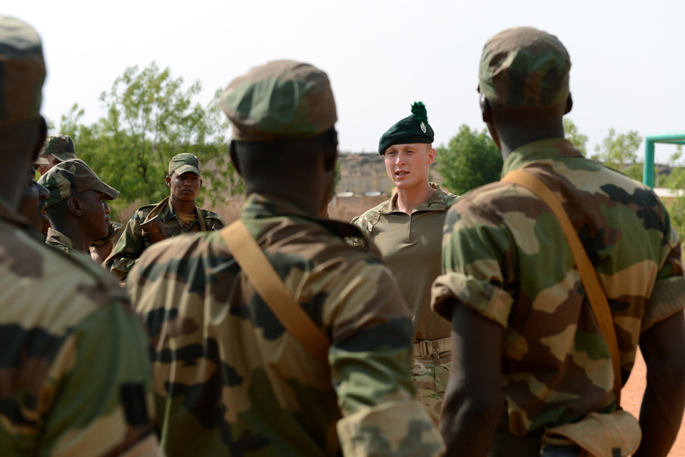 Lieutenant William Coulson briefs Mali army soldiers