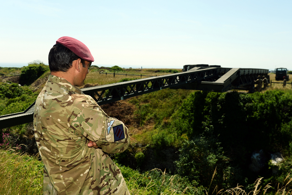British and French troops in bridging master class 16x-2013-063-0746