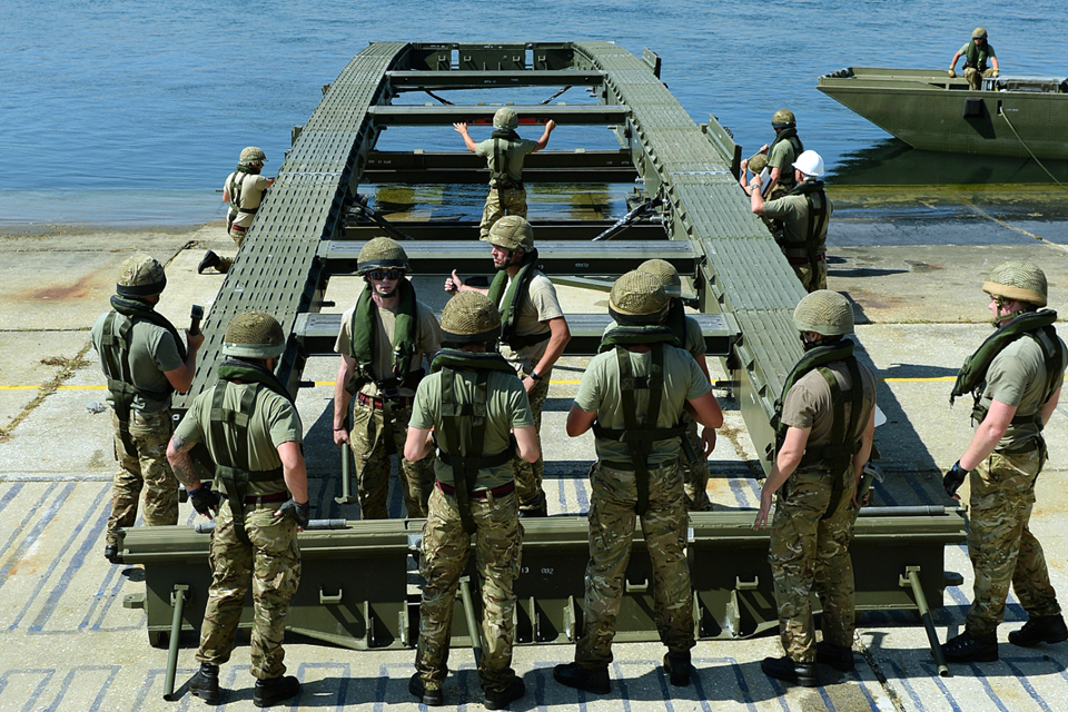 British and French troops in bridging master class 16x-2013-063-0244