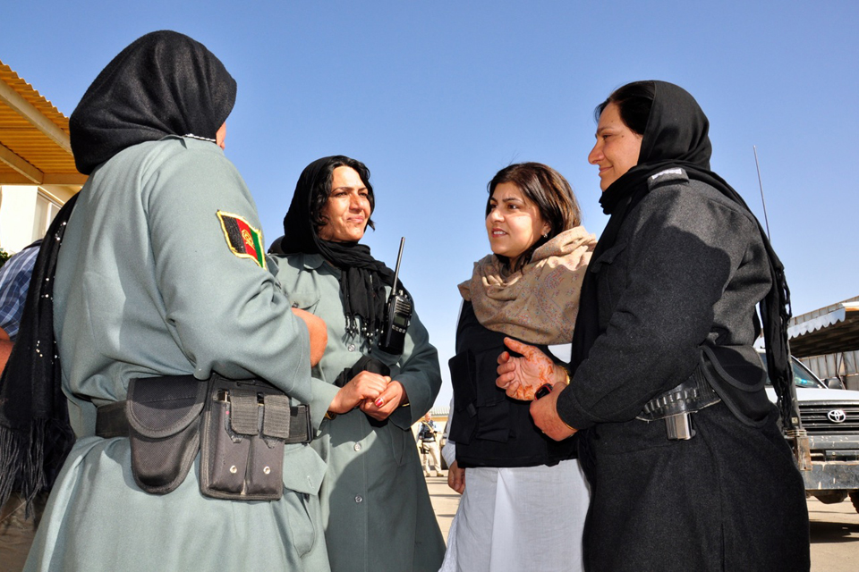 男爵夫人Warsi满足阿富汗女警察在赫尔曼德省警察总部，2013年3月。