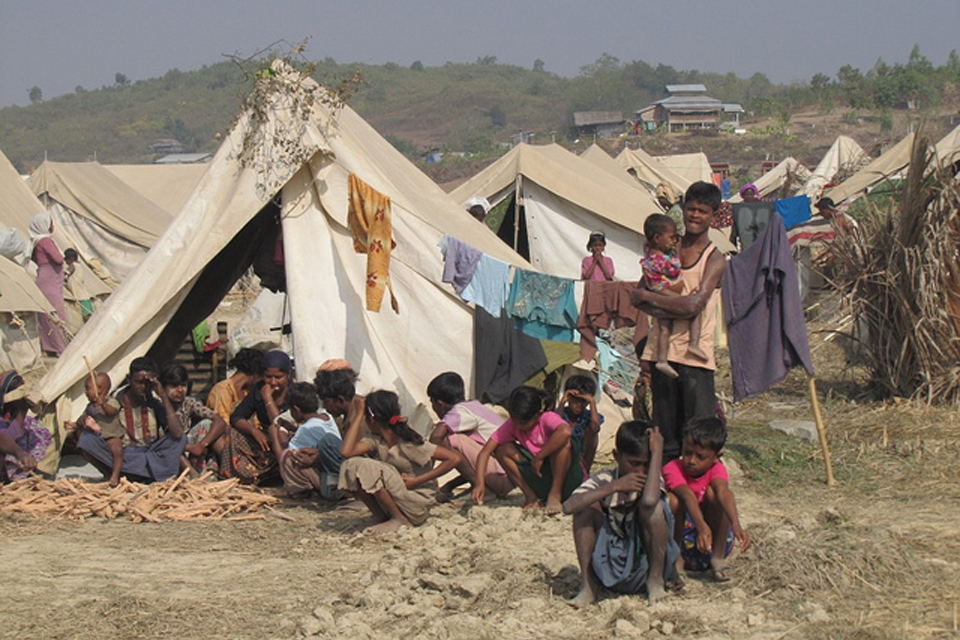 罗辛亚社区Myebon，缅甸，惨遭驱逐和他们的家园和财物被烧为平地。 政府为他们提供了帐篷和水约100米，距离他们的邻里。 图片来源：马蒂亚斯EICK，欧盟/ ECHO 2013年1月