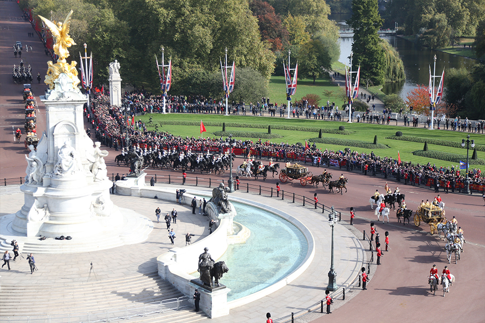 The procession arrives at Buckingham Palace